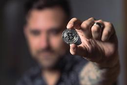 "Ti bruciamo l'azienda". Imprenditore minacciato per un milione di euro in bitcoin