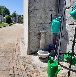 Caos al cimitero: tutte le fontane sono senz'acqua e i muri cadono a pezzi