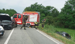 Due feriti nello scontro tra un pullman e tre auto, tra questi c'è il conducente del bus