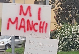 L'amore svelato tra tre cartelli appesi ad un cancello che sta facendo battere il cuore a mezza città