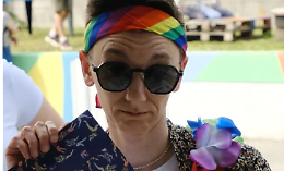 Consigliere comunale di Forza Italia offende il collega transgender uscito dall'aula durate il minuto di silenzio per Berlusconi
