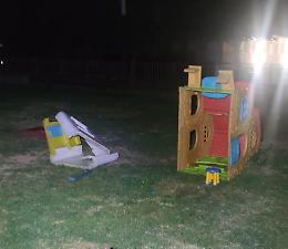 Ragazzini si intrufolano a scuola a tarda notte e spaccano i giochi per i bambini (VIDEO)