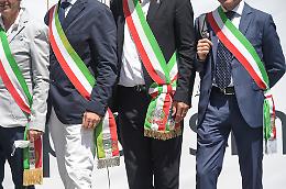 Via la tagliola del doppio mandato per i sindaci, via l'abuso d'ufficio, avanti tutta con gli aumenti
