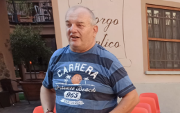 TRAGEDIA SULLA SS26: perde il controllo della moto e si schianta contro un camion