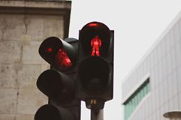 Automobilisti indisciplinati: da metà luglio semafori accesi anche di notte