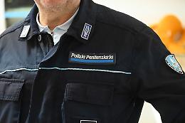 Torino, agente aggredito durante una perquisizione alle Vallette: droga, grappa artigianale e un telefono