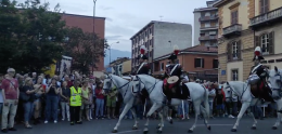 Panico a San Savino. Cavallo imbizzarrito tra la folla. Una donna è in codice verde
