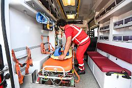 Travolto da un'auto mentre pedala sulla provinciale: ciclista di 35 anni in fin di vita