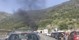 Pullman a fuoco in galleria: è caos in autostrada. 37 feriti e 25 intossicati