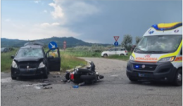 Con lo scooter contro un’auto:  muore motociclista di 58 anni