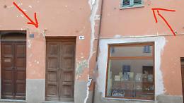 CREPE E DISTACCO D'INTONACO DALL'EX COMUNE: pericolo in pieno centro storico!