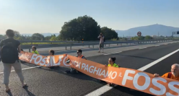 In sei si siedono sull'asfalto e bloccano il traffico in superstrada. Stop al fossile