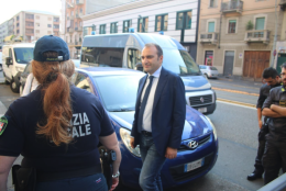 Spaccio in un condominio di corso Giulio Cesare. Blitz di Carabinieri, Finanza e Polizia. Arriva anche il sindaco