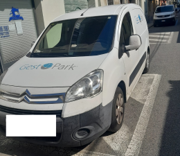 "Ausiliari del traffico parcheggiano l'auto in divieto di sosta mentre fanno le multe"