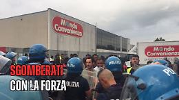 La Polizia fa sgomberare i lavoratori Mondo Convenienza in sciopero: via i blocchi