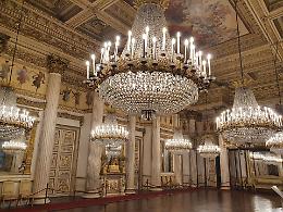 Rivelazioni Misteriose: Esplorando Palazzo Reale di Notte