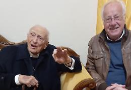 Quel bacio dell'anello a cui Monsignor Bettazzi si sottrasse...
