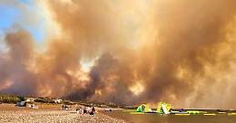 Rodi in fiamme, distrutti hotel e case: evacuate 30mila persone