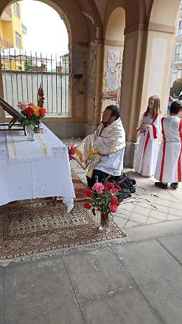 L’ingresso della chiesa rimesso a nuovo grazie agli alpini