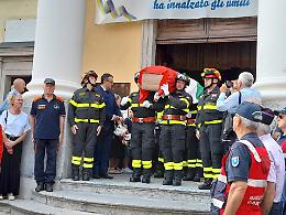 Una città invasa dai vigili del fuoco per Massimo: "Onore a chi è caduto compiendo il suo dovere"