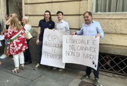 "Sul nuovo ospedale ci sentiamo presi in giro": la protesta dei sindaci di fronte al consiglio regionale (VIDEO)