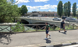 STA PER BUTTARSI DAL PONTE, ma i poliziotti lo salvano