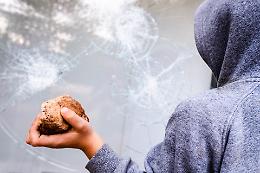 Ancora intrusioni nel borgo di Leri Cavour: scardinate le chiusure messe dai volontari
