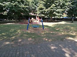 Vandali distruggono i nuovi giochi per bambini al parco 
