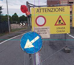 Un intero quartiere isolato: la strada è chiusa in entrambi i sensi. E se dovesse passare un'ambulanza? 