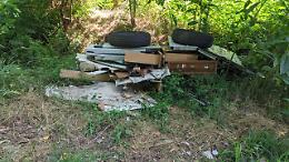 Scaricano i rifiuti nel bosco e abbandonano anche dell'immondizia nel torrente