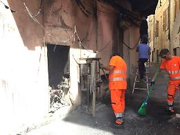 Donna appicca un incendio in centro a Ivrea in piena notte