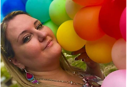 Con gli occhi umidi di lacrime l'ultimo saluto a Patrizia