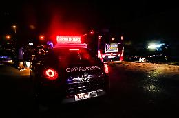 Uccide il padre e l'amico di famiglia e fugge nei boschi. Si cerca un ragazzo alto circa 1 metro e 75 centimetri