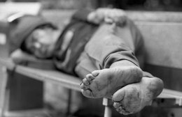 La sindaca salva dalla strada un senzatetto che dormiva in strada da giorni