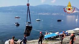 Auto parcheggiata scivola nel lago Maggiore: Recuperata dai Vigili del Fuoco