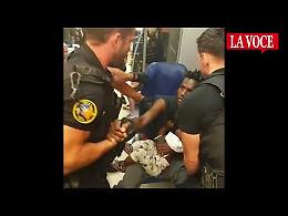 Video shock: buttati giù dal treno per l'Italia
