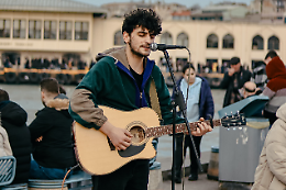  Negozi aperti, c'è lo Sbarazzo ma anche tanta musica con Your Song
