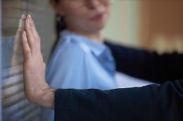 Cerca di violentare una donna in pieno giorno: riesce a scappare