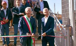 Rfi e Comune inaugurano la nuova passerella, ma è inaccessibile ai disabili