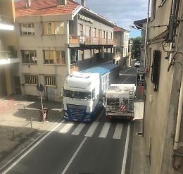 Viabilità da incubo: i tir continuano a passare per il centro paese, anche se è vietato 