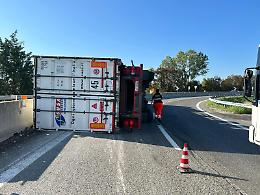 Incidente in Tangenziale e code chilometriche: camion si ribalta in piena curva