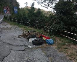 Scaricano abusivamente dei rifiuti lungo la provinciale. Partono le indagini 