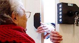 Riprendono le truffe in città: malintenzionati suonano ai campanelli per consegnare una "raccomandata"