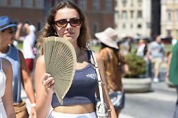 Caldo anomalo e alluvioni, colpa del 'blocco ad Omega'. In Italia picchi di 33-35°C nei prossimi giorni.