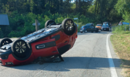 Schianto tra due auto per una mancata precedenza