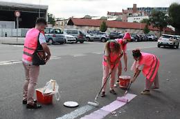 Ambientalisti vestiti da Barbie disegnano una pista ciclabile