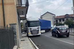 L'incrocio degli orrori: un tir si incastra e tocca un balcone