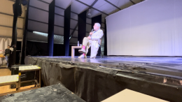 Sala piena e maxischermo per Paolo Crepet: "La scuola? Ha fallito..."