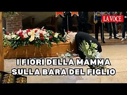 I fiori della mamma sulla bara del figlio: l'addio ad Aversa, una delle vittime della strage di Brandizzo (VIDEO)
