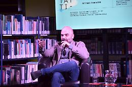 Saviano a Settimo: "governo di incompetenti, usano la retorica della paura contro i migranti"